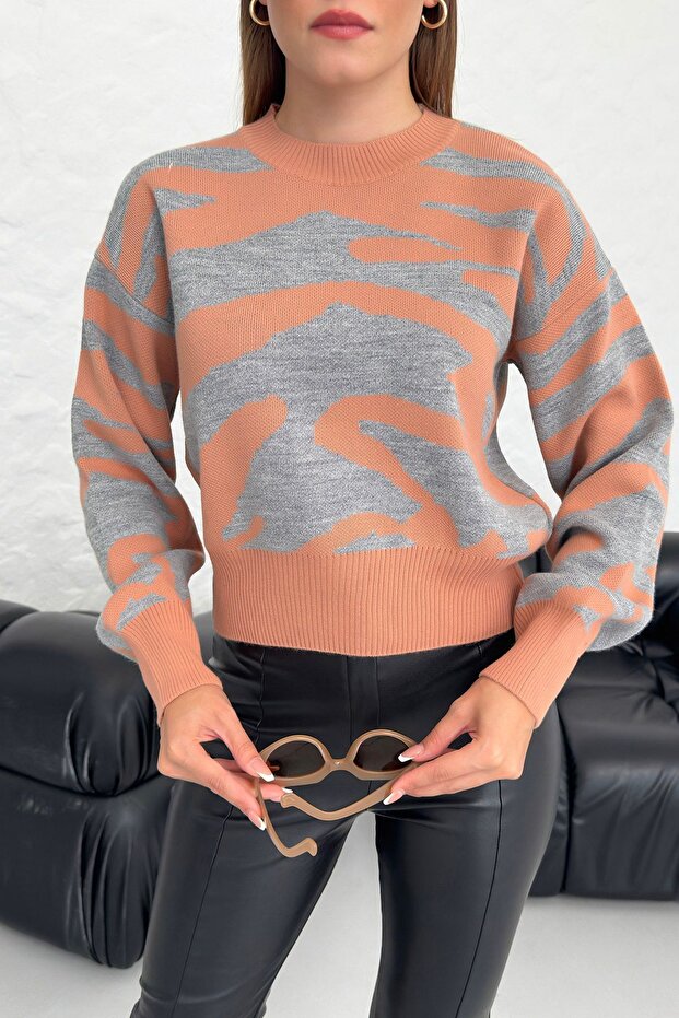 Schulterfreier Strickpullover mit Tigermuster in Orange und Grau - 2