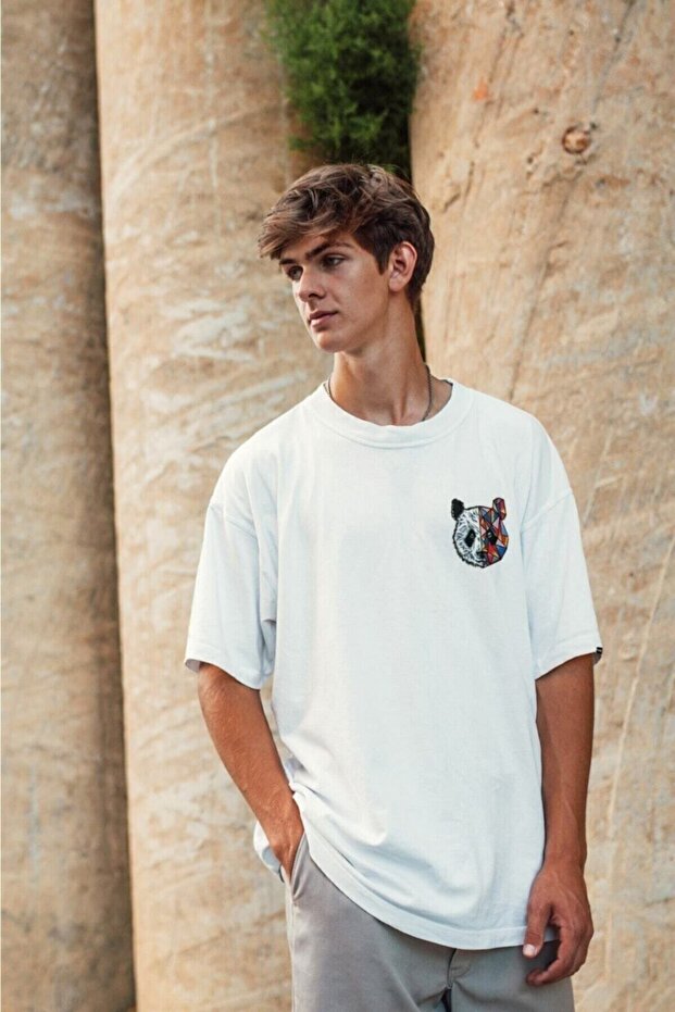 تي شيرت أبيض بطبعة الباندا كبير الحجم - 5