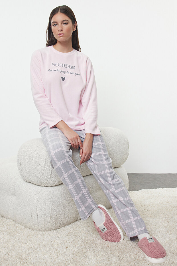 Pudra Ekoseli Slogan ve Kalpli Polar Kışlık Örme Pijama Takımı THMAW25PT00124 - 2