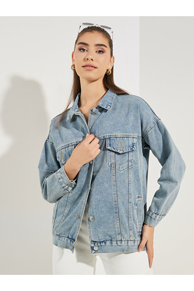 سترة جينز كبيرة الحجم بطول عادي - 4