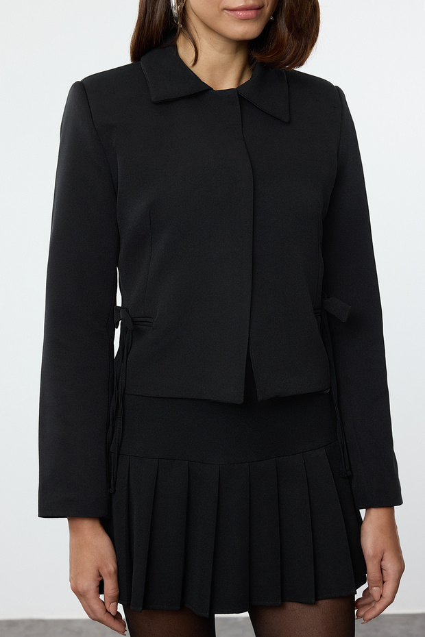 Siyah Fiyonk/Kurdele Detaylı Gömlek Yakalı Crop Dokuma Blazer Ceket TWOAW25BC00018 - 3