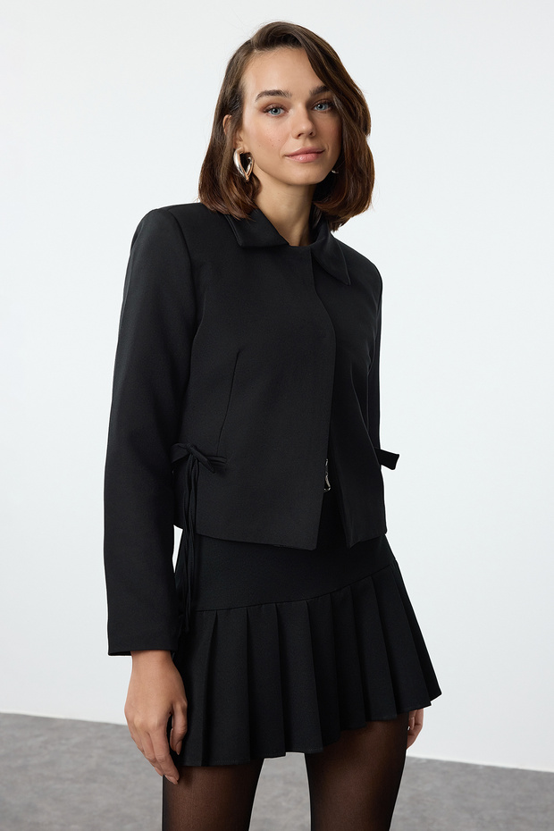 Siyah Fiyonk/Kurdele Detaylı Gömlek Yakalı Crop Dokuma Blazer Ceket TWOAW25BC00018 - 1