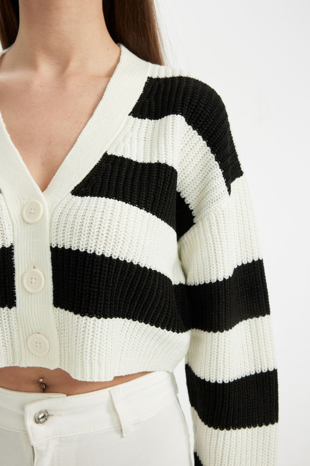 Strickjacke mit normaler Passform und V-Ausschnitt - 2