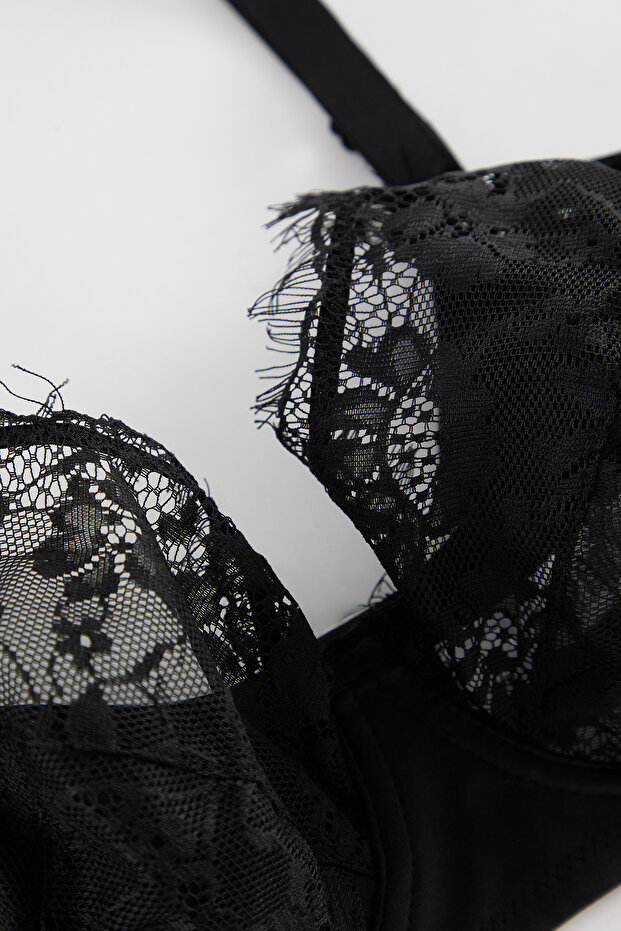 Podprsenka s černými krajkovými třásněmi Plus Size - TBBAW25CW00002 - 2