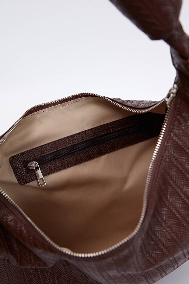 حقيبة بنية منقوشة محبوكة - 4