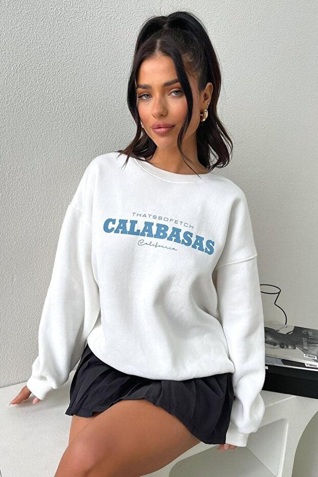 سويت شيرت نسائي أبيض من Calabasas Fetch ذو رقبة دائرية ومطبوع