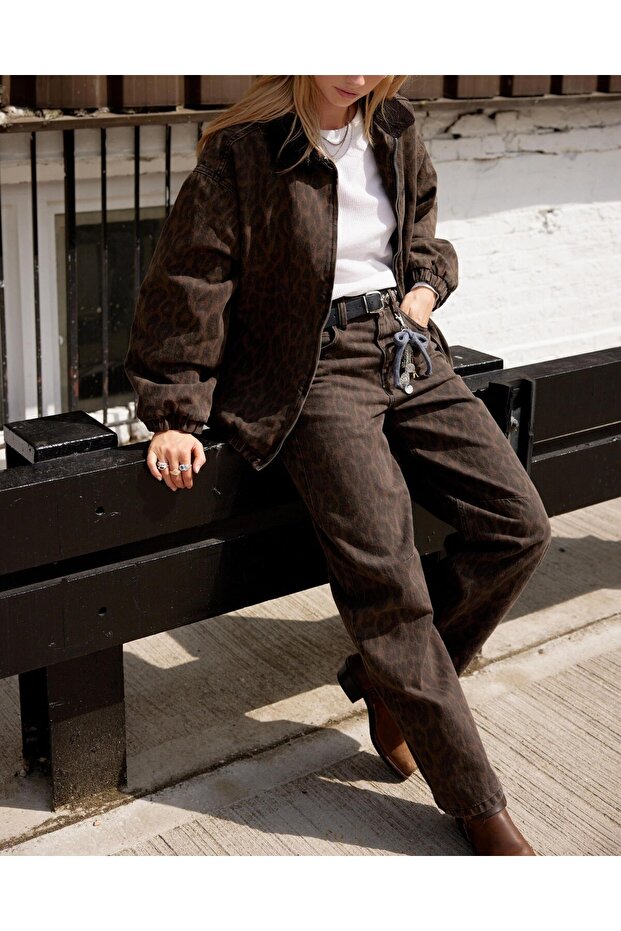 معطف قصير بنقشة الفهد كبير الحجم - 4