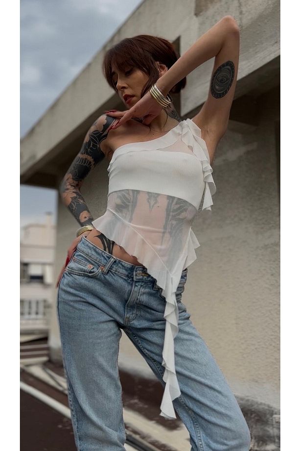 Beyaz Tek Kol Askılı Transparan Fırfırlı Fırfır Tül Dekolteli Büstiyer Crop Bluz - 1