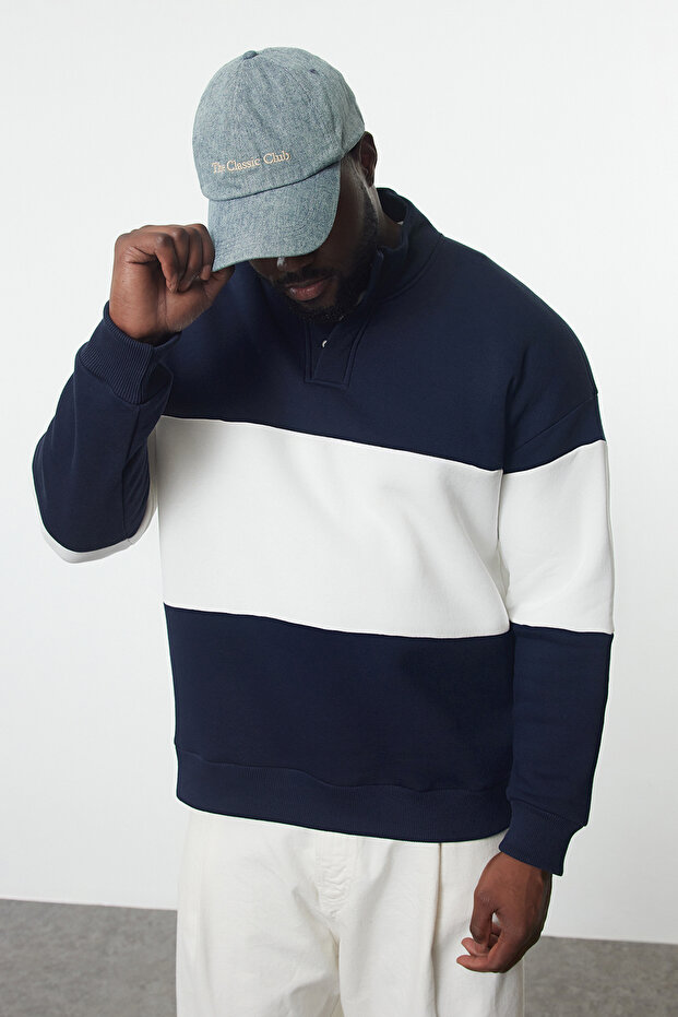 Námořnická modrá oversize fleecová mikina velké velikosti – stojáček, barevný blok TMNAW25AO00033 - 1