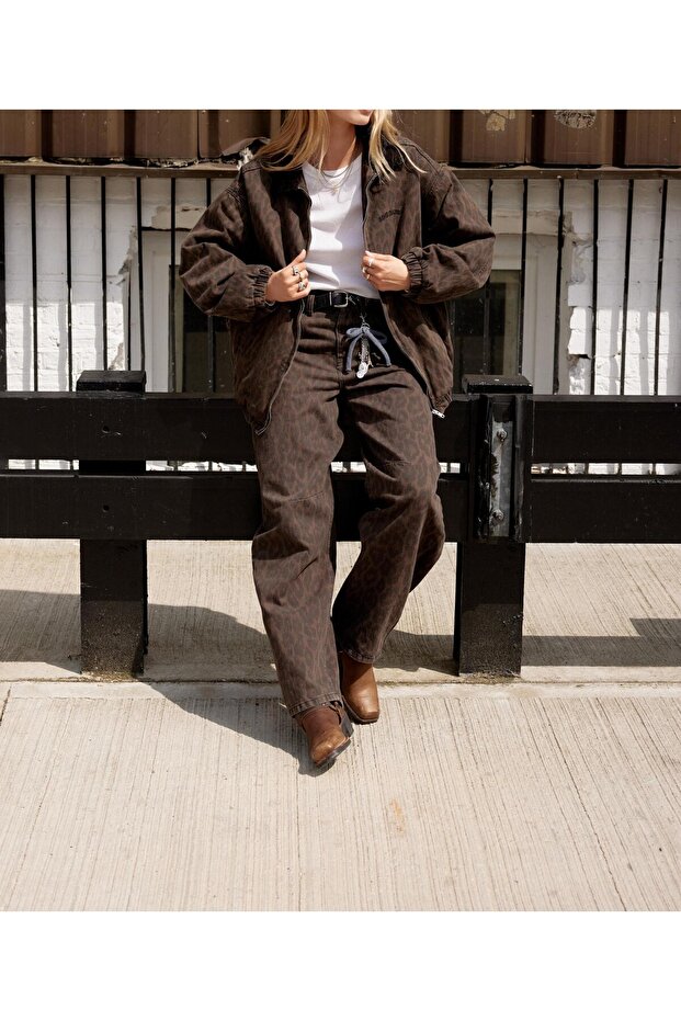 معطف قصير بنقشة الفهد كبير الحجم - 5