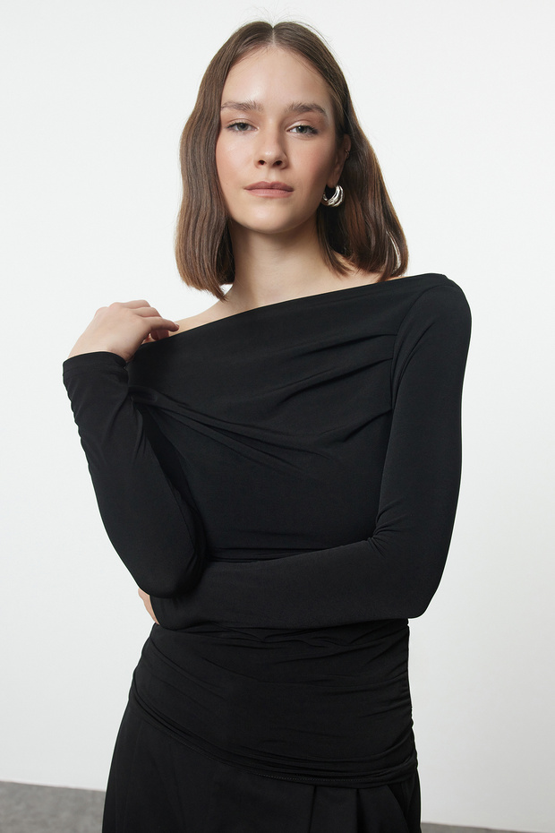 Siyah Büzgü/Drape Detaylı Fitted/Vücuda Oturan Uzun Kollu Esnek Örme Bluz TWOAW25BZ00248 - 2