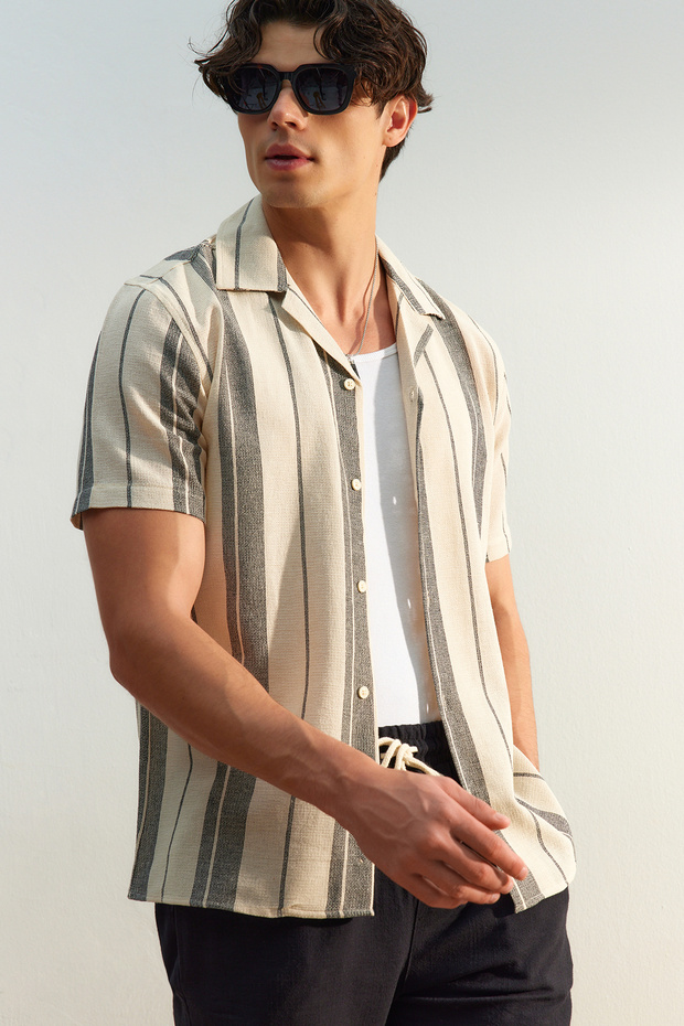 Siyah Regular Fit Çizgili Dokulu Yazlık Gömlek TMNSS23GO00060 - 2