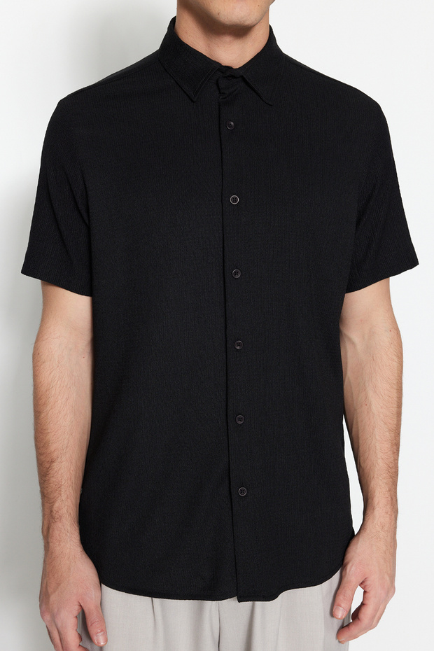 Siyah Regular Fit Kısa Kol Yazlık Dokulu Bürümcük Örme Gömlek TMNSS23GO00055 - 4