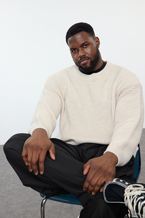 Pulover de tricotaj supradimensionat cu textura bej cu decolteu - Mărime mare TMNAW25AN00010 - 1