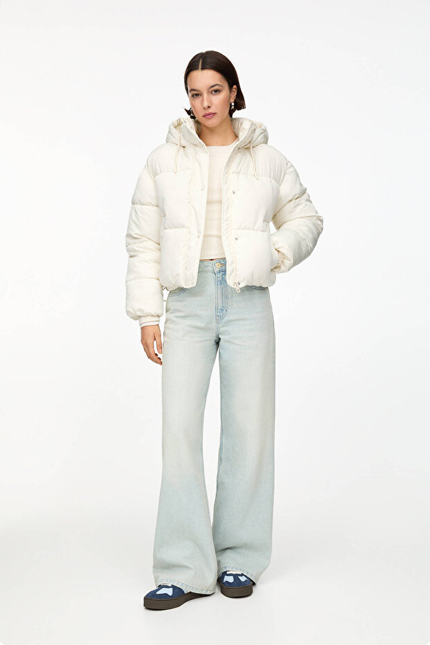 Kısa kapüşonlu şişme mont - 2