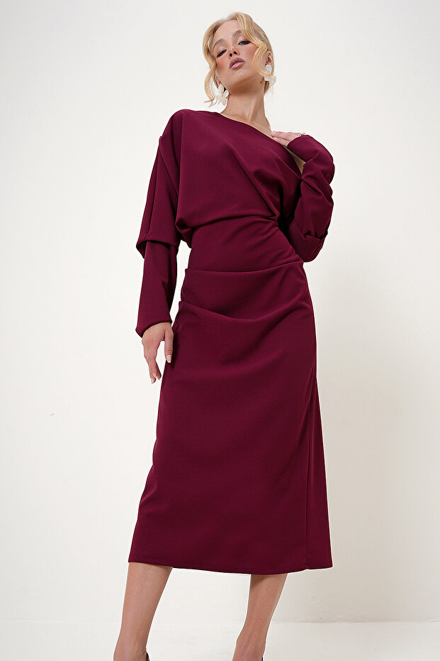 Kobieta Bordowa sukienka z dekoltem na ramionach i drapowaniem, długość midi, dzianina Alc-X12786 - 2
