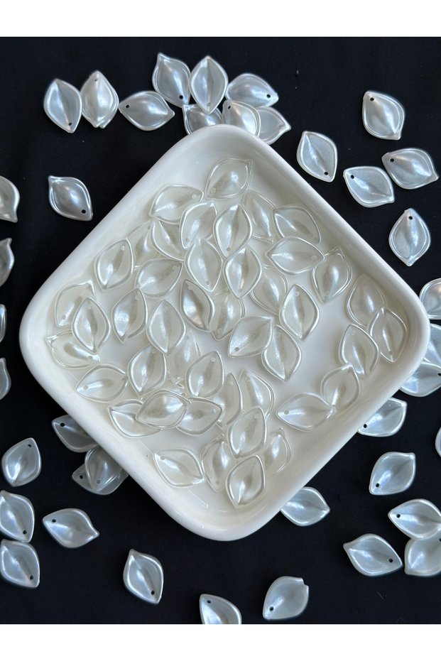 80 Pieces of Pearlescent Plastic Beads with White Leaf Figure