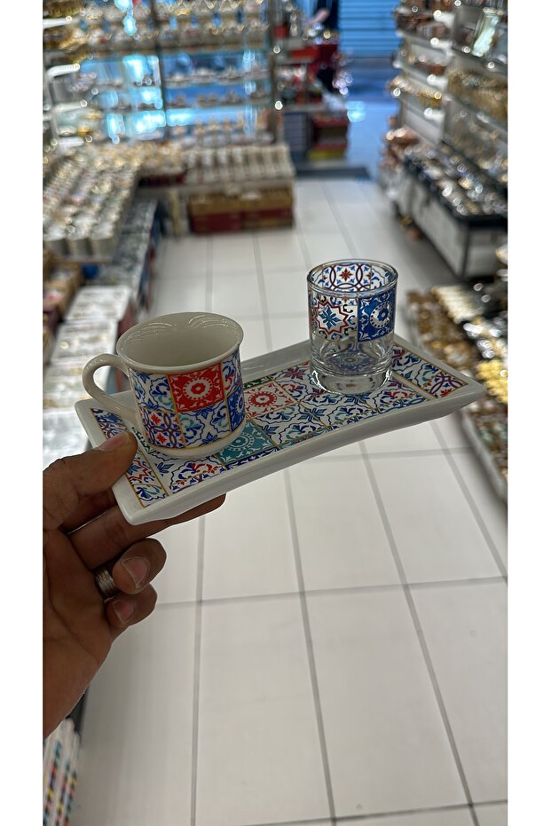 فنجان قهوة من البورسلين بتصميم عرقي