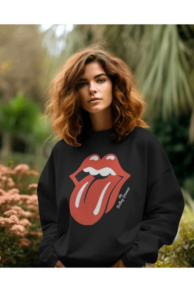 سويت شيرت أسود بياقة دراجة ثلاثية الخيوط مطبوع عليه The Rolling Stones للجنسين باللون الأحمر