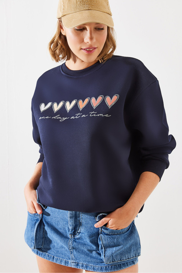 Women's Navy Blue Three Thread Embroidered Colorful Heart Printed Sweatshirt Mbhs007 60601007