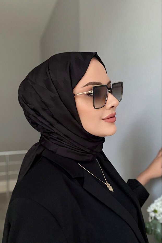 شال نسائي حجاب حريري جاكار بنقش مربعات