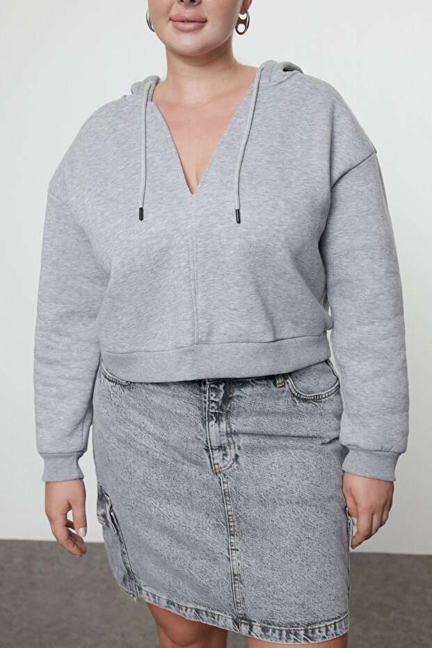 Gri Derin V Yaka Crop Boy İçi Polarlı Örme Büyük Beden Sweatshirt TBBAW25AO00006 - 3