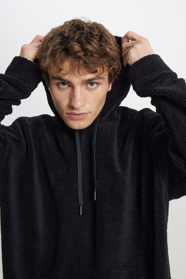 Męska bluza oversize z kapturem w kolorze czarnym typu sherpa – polar - 5