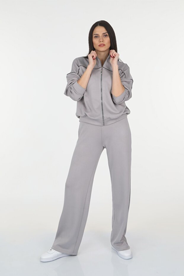 بدلة رياضية موديل مضلعة باللون الرمادي - 1
