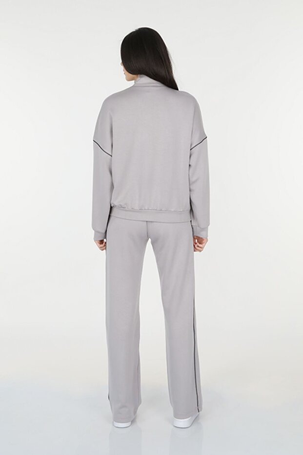 بدلة رياضية موديل مضلعة باللون الرمادي - 5