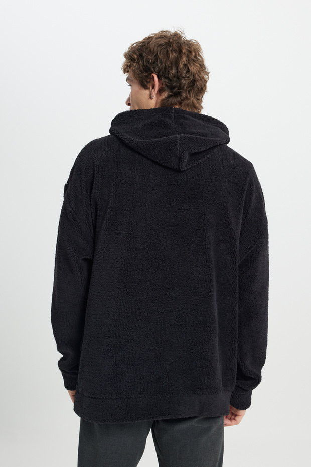 Męska bluza oversize z kapturem w kolorze czarnym typu sherpa – polar - 6