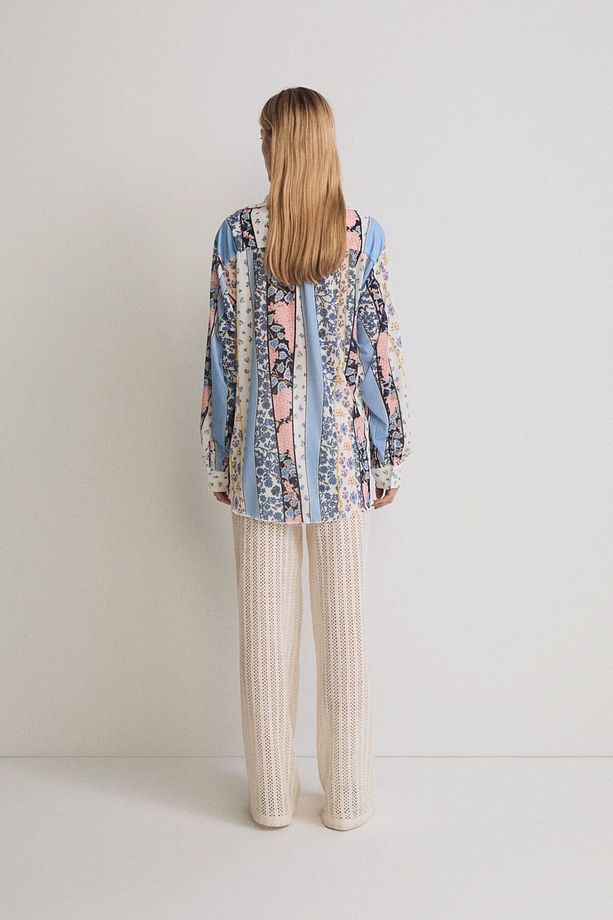 Oversize Shirt Made Of Pleated Fabric With A Floral Pattern İn Soft Colors - 3