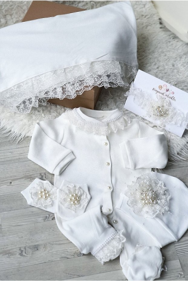 Special Design Baby Girl Hospital Discharge Set with Pearl and Lace Blanket