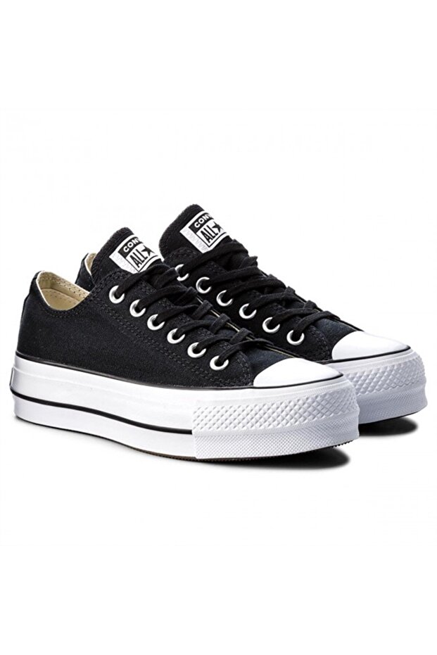حذاء رياضي نسائي من Chuck Taylor All Star مصنوع من القماش