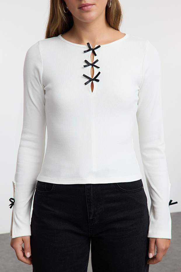 Ekru Fiyonk ve Cut Out Detaylı Bisiklet Yaka Slim/Vücuda Oturan Örme Bluz TWOAW25BZ00177 - 5