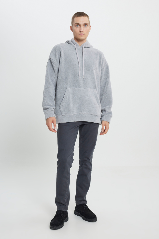 Męska jasnoszara, oversize’owa, luźna bluza polarowa z kapturem typu sherpa - 2