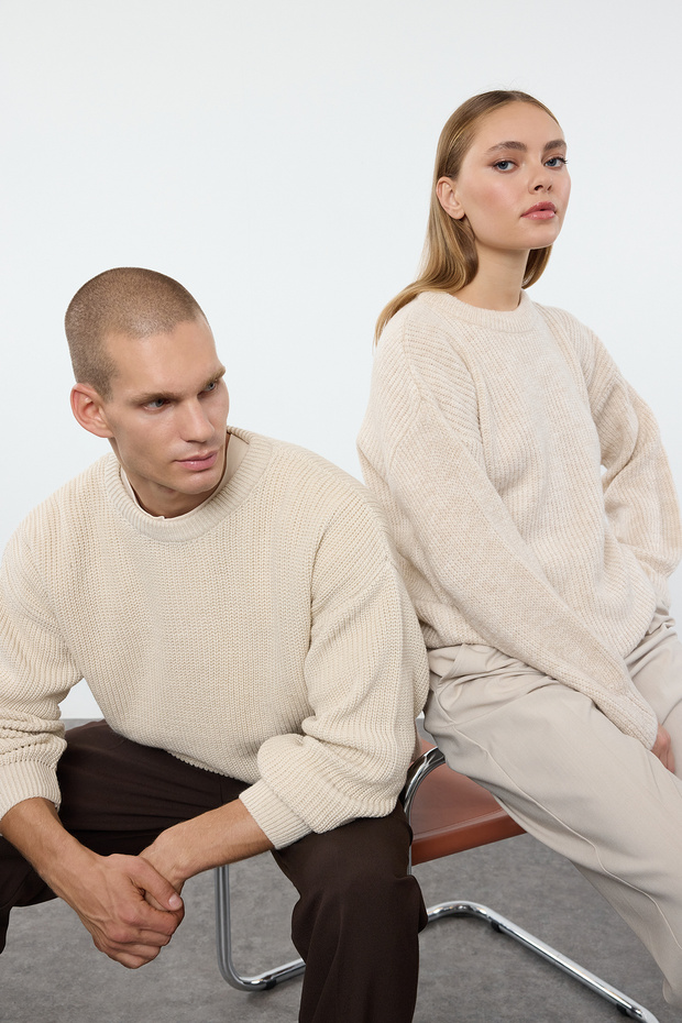 Bej Oversize Fit Couple/Çift Geniş Kalıp Bisiklet Yaka Basic Triko Kazak TMNAW23KZ00189