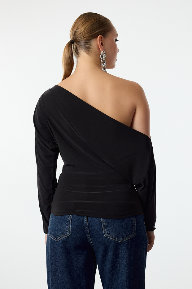 Siyah Kayık Yaka Agraf Detaylı Örme Bluz TPRAW25BZ00025 - 5