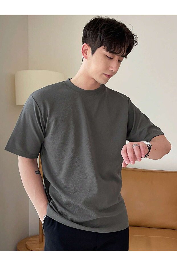 تي شيرت أساسي برقبة دائرية للرجال - 1