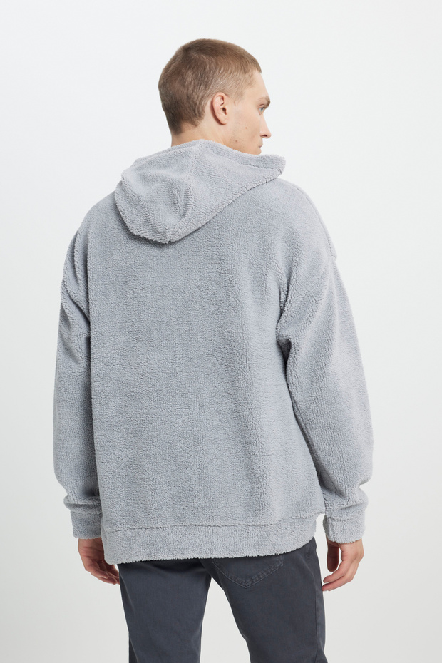 Męska jasnoszara, oversize’owa, luźna bluza polarowa z kapturem typu sherpa - 6