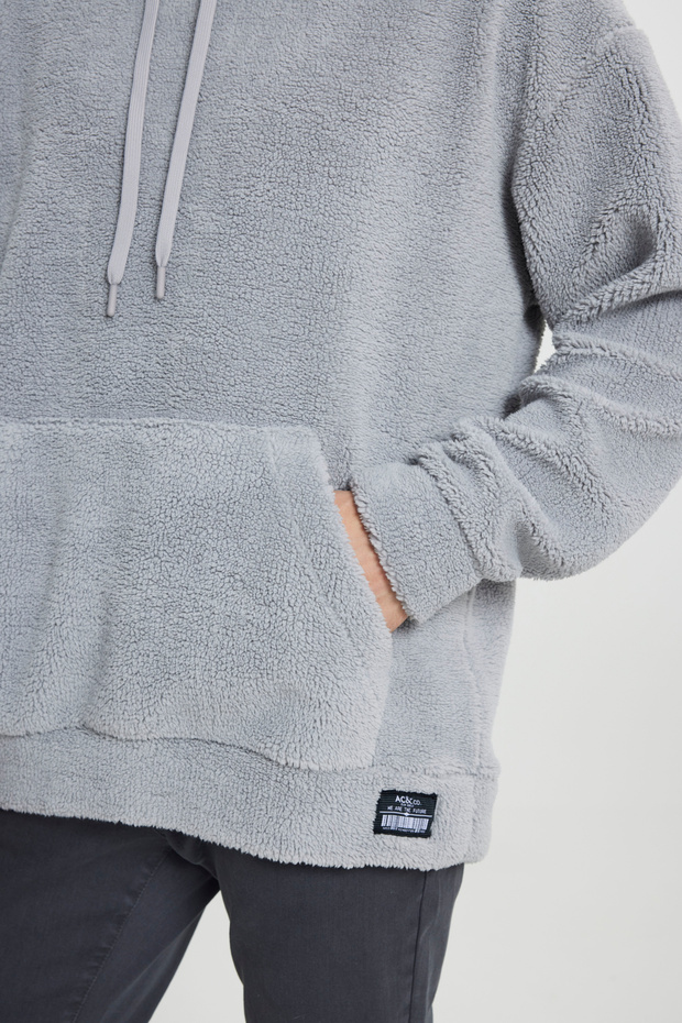 Męska jasnoszara, oversize’owa, luźna bluza polarowa z kapturem typu sherpa - 5