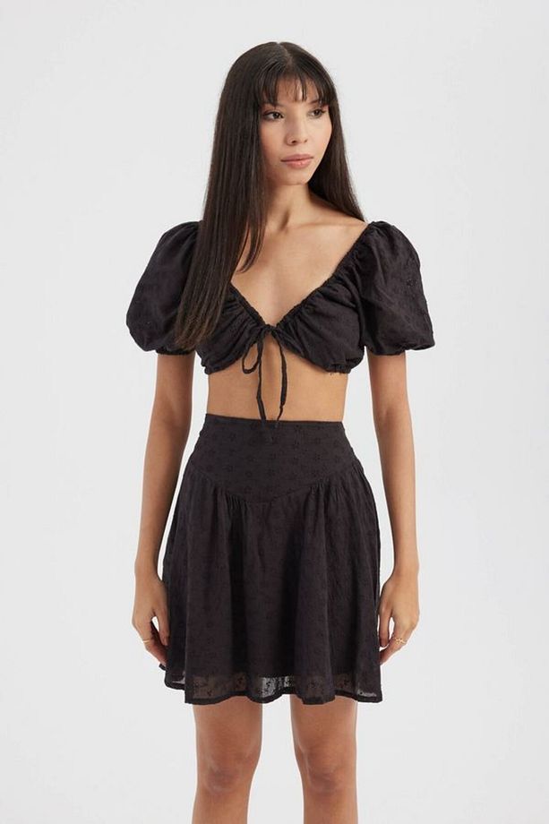 2 Parça: Göğüs Dekolteli Bağcıklı Crop Top Ve Yüksek Bel Elastik Bel Minik Etek - 3
