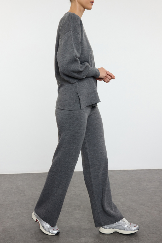 Anthrazitfarbenes Basic-Strickset mit weiter Passform - Tedaw25Au00004 - 2