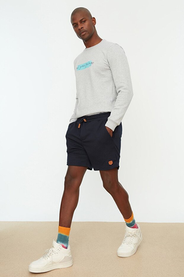 Marineblaue, normal geschnittene, kurze Shorts mit PU-Etikett und elastischer Taille und Schnürung TMNSS22SR0403 - 10