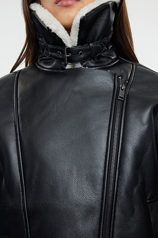 Siyah Oversize Kalıp Peluş Detaylı Suni Deri Biker Ceket Mont TWOAW25MO00001 - 8