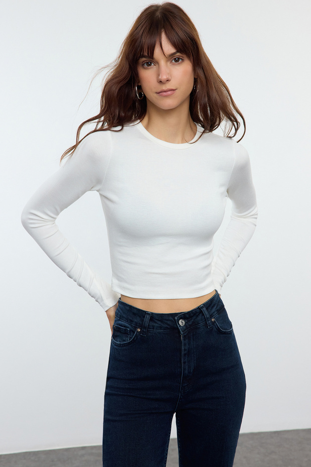 Ekru Viskoz Yumuşak Kumaşlı Fitted Crop Esnek Örme Bluz TWOAW24BZ00048 - 1