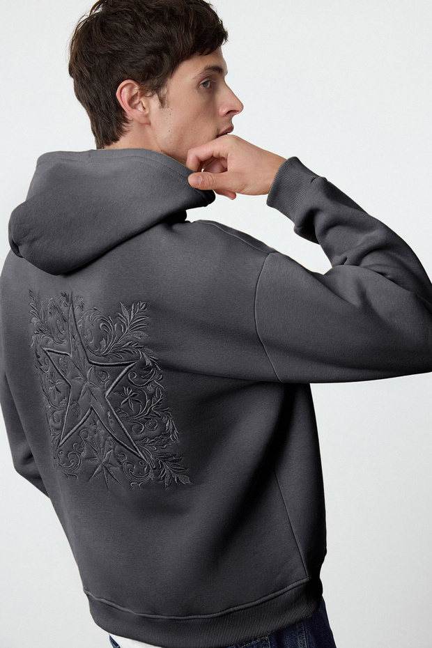 Antrasit Oversize/Geniş Kesim Sırtı Nakış Detaylı Kapüşonlu Sweatshirt TMNAW25SW00142 - 1