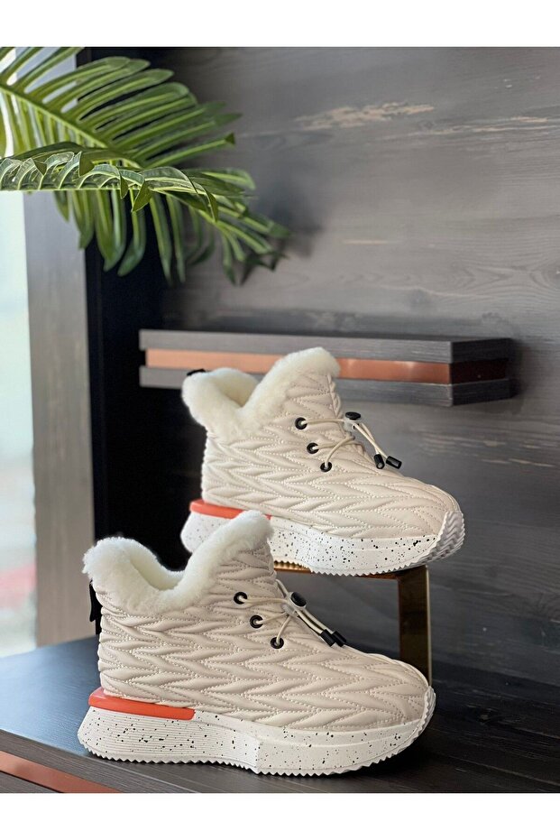 - White Women's Boots with Quilted Detail and Fur Inside