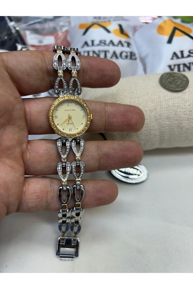 ساعة نسائية فضية عتيقة