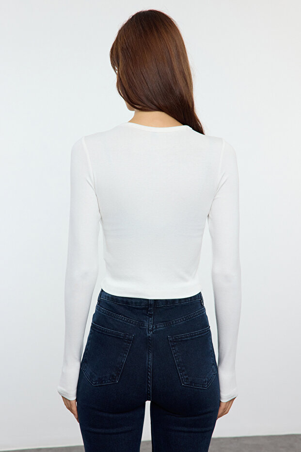 Ekru Viskoz Yumuşak Kumaşlı Fitted Crop Esnek Örme Bluz TWOAW24BZ00048 - 5