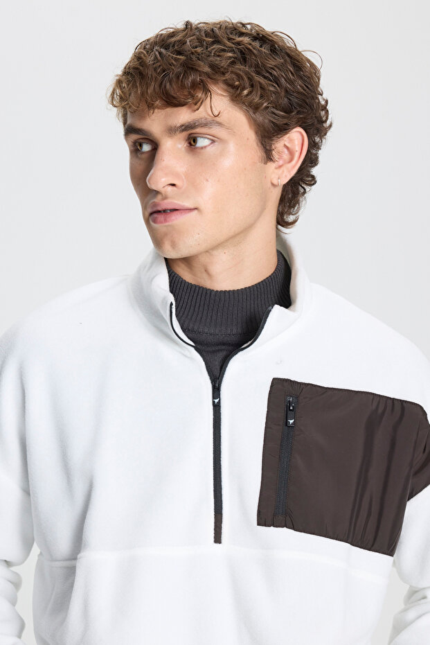 Biała bluza polarowa oversize - stójka, kołnierzyk Bato, detale kieszeni, zapinana na zamek, odporna na zimno - 4